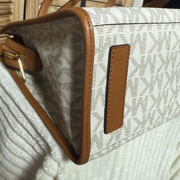 Michael Michael Kors Darien Tote - Picture 5 of 7